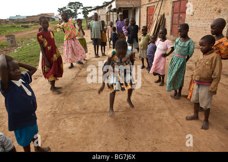 Bambini orfani giocare a campana al di fuori di un orfanotrofio in Amuria, Uganda, Africa orientale. Foto Stock