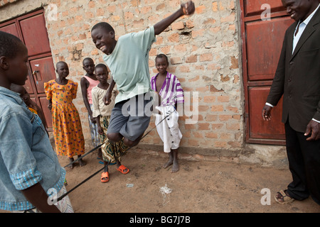 Bambini orfani giocare fuori un orfanotrofio in Amuria, Uganda, Africa orientale. Foto Stock