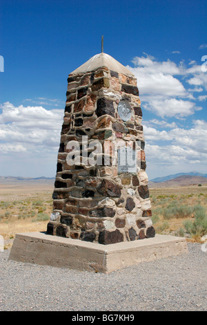 Un obelisco segna la posizione delle molle di Simpson Pony Express Stazione vicino Simpson molle in Utah il Grande Lago Salato deserto. Foto Stock