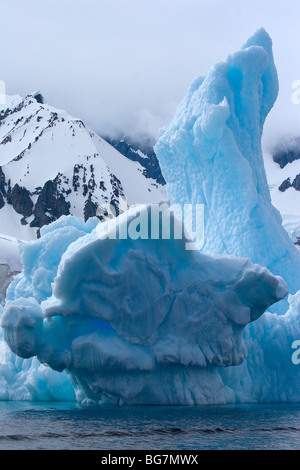 Stranamente molti iceberg sagomato a terra off de Cuverville Island, Antartide Foto Stock