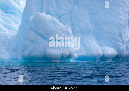 Stranamente molti iceberg sagomato a terra off de Cuverville Island, Antartide Foto Stock