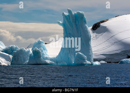 Stranamente molti iceberg sagomato a terra off de Cuverville Island, Antartide Foto Stock