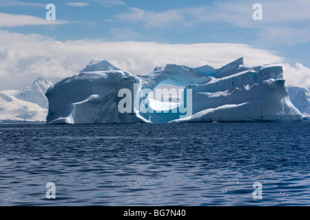 Stranamente molti iceberg sagomato a terra off de Cuverville Island, Antartide Foto Stock