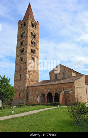 Torre campanaria (1063) di Pomposa abbazia benedettina, vicino a Ferrara, Emilia Romagna, Italia Foto Stock