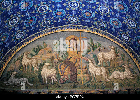 Mosaico nel Mausoleo di Galla Placidia (430), il sito Patrimonio Mondiale dell'UNESCO, Ravenna, Emilia Romagna, Italia Foto Stock