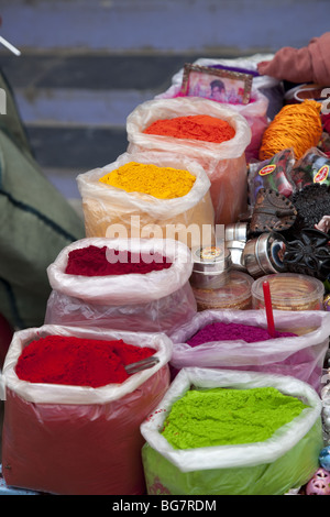 Riso colorato in polvere usato in Indian street festival di disegni Foto Stock