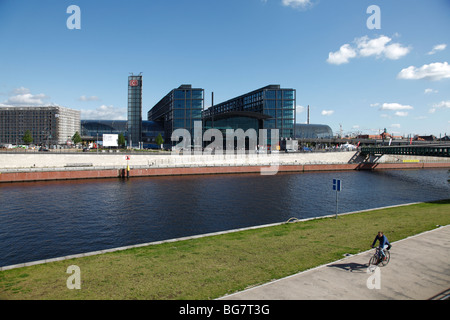 Germania, Berlin, Berlin Stazione Ferroviaria Centrale, della stazione ferroviaria Hauptbahnhof, il fiume Sprea, Foto Stock