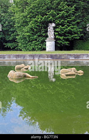 Sculture moderne nello stagno, la barocca Villa Pisani, Stra, Veneto, Italia Foto Stock