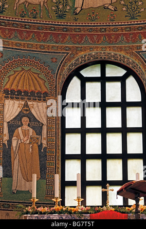 Mosaico nella basilica di Sant Apollinare in Classe, sito Patrimonio Mondiale dell'UNESCO, Ravenna, Emilia Romagna, Italia Foto Stock