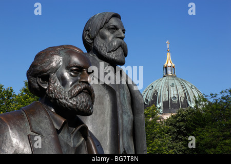 Germania, Berlino, Marx ed Engels Forum, statue in bronzo di Karl Marx e Friedrich Engels, Cupola della Cattedrale di Berlino, Berliner Dom Foto Stock