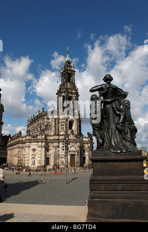 Germania Sassonia Dresda Schlossplatz Piazza Castello Hofkirche Kathedrale San Trinitatis Santa Trinità uno dei quattro statue Foto Stock