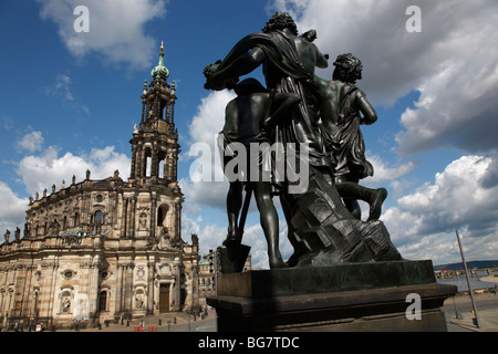 Germania Sassonia Dresda Schlossplatz Piazza Castello Hofkirche Kathedrale San Trinitatis Santa Trinità uno dei quattro statue Foto Stock