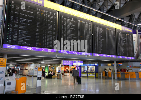 Germania, Francoforte, l'Aeroporto Internazionale di Francoforte, Partenza Information Board presso il Terminal 1, verificare nella hall Foto Stock