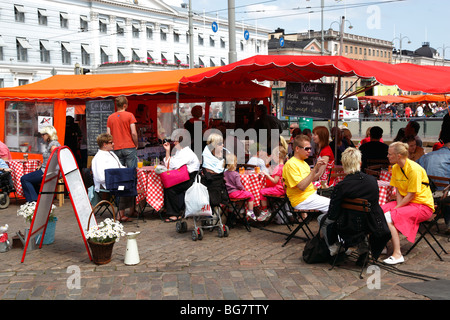 Finlandia, Helsinki, Helsingfors, Kauppatori, Sud Harbour Esplanade, il mercato, il Municipio, Outdoor Cafe Foto Stock