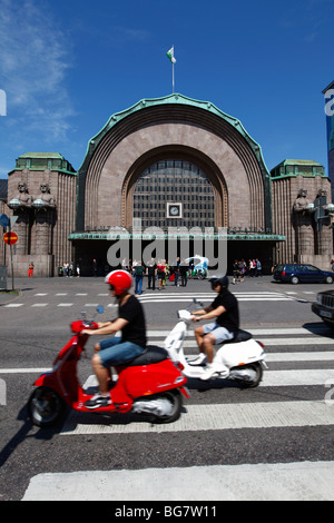 Finlandia, Helsinki, Helsingfors, la stazione ferroviaria centrale, Rautatientori Stazione della Metropolitana, motociclette, attraversamento pedonale Foto Stock