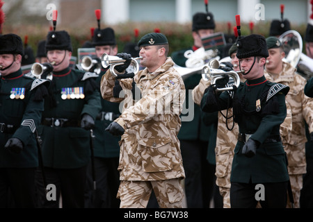 Buglers nel 4° Battaglione di fucili a canna rigata banda militare nel deserto uniforme sul loro ritorno dal dazio in Afghanistan per il Regno Unito Foto Stock