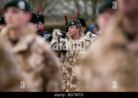 Buglers in $th battaglione di fucili a canna rigata banda militare nel deserto uniforme sul loro ritorno dal dazio in Afghanistan per il Regno Unito Foto Stock