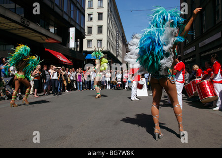 Finlandia, Helsinki, Helsingfors, Street ballerini, donne esecutrici indossando costumi colorati, vista posteriore Foto Stock