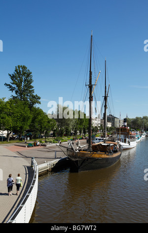 Finlandia La Finlandia meridionale, Itäuusimaa, Porvoo, Fiume Porvoonjoki, navi storiche Ormeggiato sul fiume, ristoranti, Foto Stock