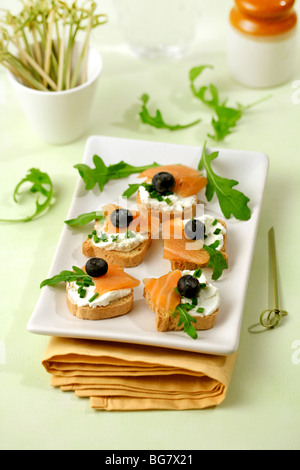 Piccolo toast con formaggio e salmone. Ricetta disponibile. Foto Stock