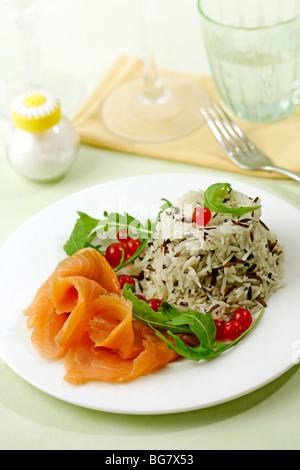 Riso selvatico con insalata di salmone. Ricetta disponibile. Foto Stock