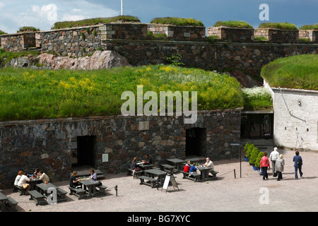 Finlandia, Helsinki, Helsingfors, isola Suomenlinna, fortezza di mura, terrazza al sole, Pizzeria Ristorante Nikolia Foto Stock