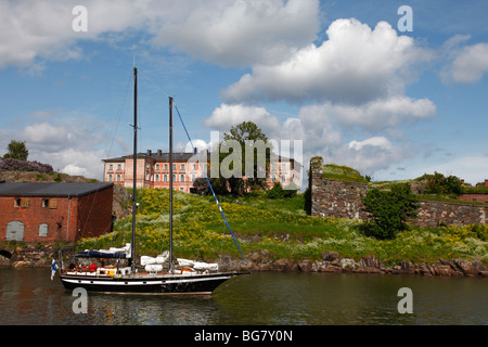 Finlandia, Helsinki, Helsingfors, isola Suomenlinna, Porto, yacht, edifici storici e mura in background Foto Stock