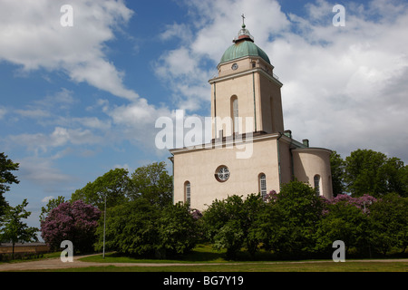 Finlandia, Helsinki, Helsingfors, isola Suomenlinna, Suomenlinna Chiesa luterana e il faro Foto Stock