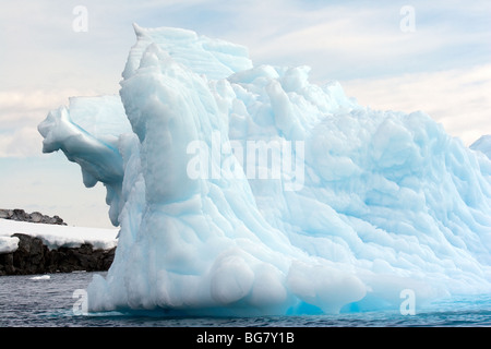 Stranamente molti iceberg sagomato a terra off de Cuverville Island, Antartide Foto Stock