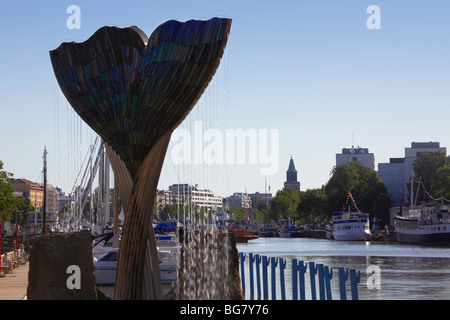 Regione della Finlandia di Finlandia corretto Western Finland Turku Aura Fiume Fontana della balena Fin scultura Armonia per artista Achim Kuhn Foto Stock