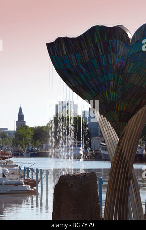 Regione della Finlandia di Finlandia corretto Western Finland Turku Aura Fiume Fontana della balena Fin scultura Armonia per artista Achim Kuhn Foto Stock