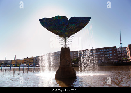 Regione della Finlandia di Finlandia corretto Western Finland Turku Aura Fiume Fontana della balena Fin scultura Armonia per artista Achim Kuhn Foto Stock