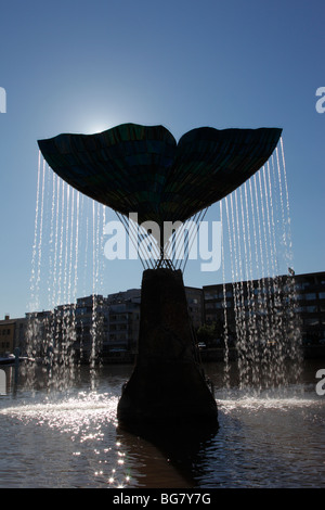 Regione della Finlandia di Finlandia corretto Western Finland Turku Aura Fiume Fontana della balena Fin scultura Armonia per artista Achim Kuhn Foto Stock