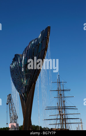 Regione della Finlandia di Finlandia corretto Western Finland Turku Aura Fiume Fontana della balena Fin scultura Armonia per artista Achim Kuhn Foto Stock