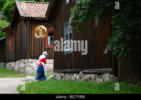 Finlandia Turku Chiostro Hill Luostarinmäki Artigianato Museo 18 trimestri in legno del XVIII secolo case di legno donna in Per Foto Stock