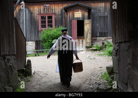 Finlandia Turku Chiostro Hill Luostarinmäki Artigianato Museo 18 trimestri in legno del XVIII secolo Huckster's Shop donna in P Foto Stock