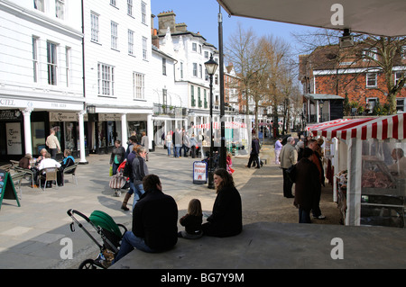 The Pantiles una storica area dello shopping a Royal Tunbridge Wells Kent England Regno Unito giorno di mercato si spegne Foto Stock