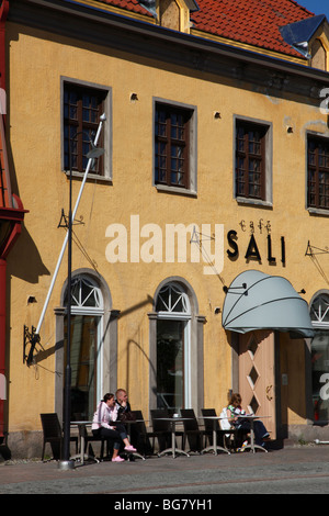 Finlandia, Regione di Satakunta, Rauma, Old Rauma, medievale storica casa trimestre, la Town Hall Square, la piazza del mercato, Outdoor Cafe Foto Stock