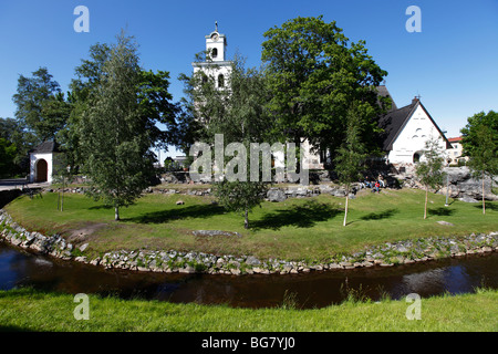 Finlandia, Regione di Satakunta, Rauma, la storica chiesa quattrocentesca chiesa di pietra di Santa Croce, Creek Foto Stock