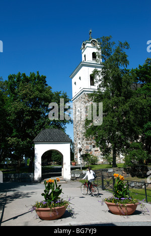 Finlandia, Regione di Satakunta, Rauma, la storica chiesa quattrocentesca chiesa di pietra di Santa Croce, il ciclista Foto Stock