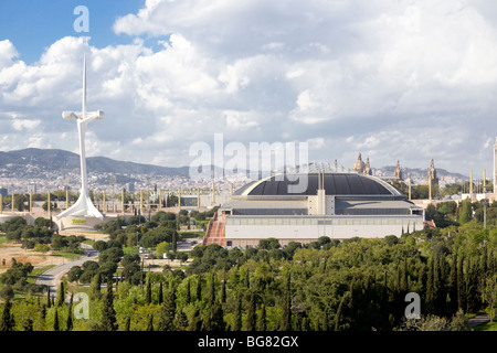 La torre delle comunicazioni da Santiago Calatrava e il Palau Sant Jordi sports arena da Arata Isozaki Foto Stock