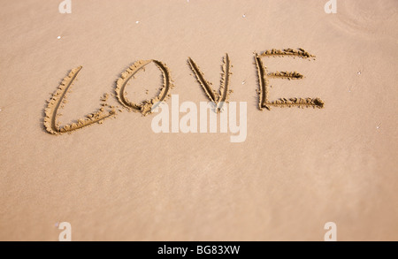 Amore scritto di sabbia su una spiaggia Foto Stock