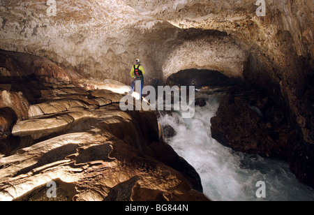 British grotta esploratori illumina questo enorme fiume tunnel sotterranei profondi sull isola di nuovo la Gran Bretagna in Papua Nuova Guinea. Foto Stock