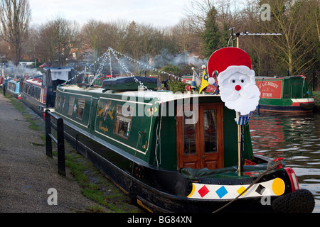 Decorate battelli su Bridgewater Canal per giorno Dickensian, Lymm, Cheshire, Regno Unito Foto Stock