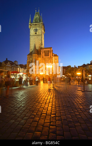 Orologio Astronomico Torre in Piazza Vecchia al crepuscolo, Praga, CZ Foto Stock