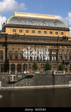 Il Teatro Nazionale Narodni Divadlo lungo il fiume Moldava, Praga, CZ Foto Stock