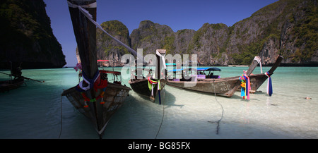 Lunga coda di barche in Maya Bay, Phi Phi Leh Island, Thailandia Foto Stock