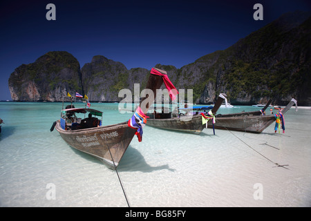 Lunga coda di barche in Maya Bay, Phi Phi Leh Island, Thailandia Foto Stock