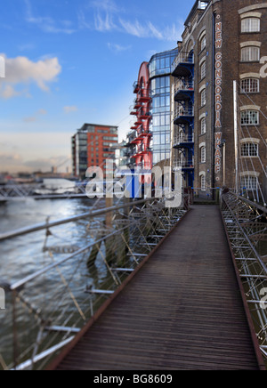 San Salvatore s passerella Dock, nuova Concordia Wharf, London, England, Regno Unito. Foto Stock