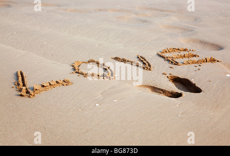 Amore scritto di sabbia su una spiaggia Foto Stock